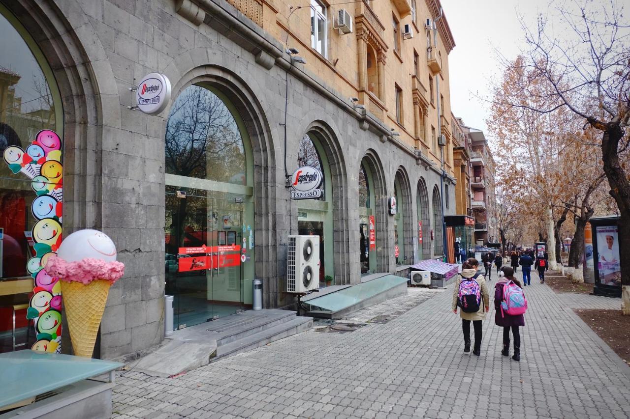 Abovyan 36 Apt & Tour エレバン エクステリア 写真