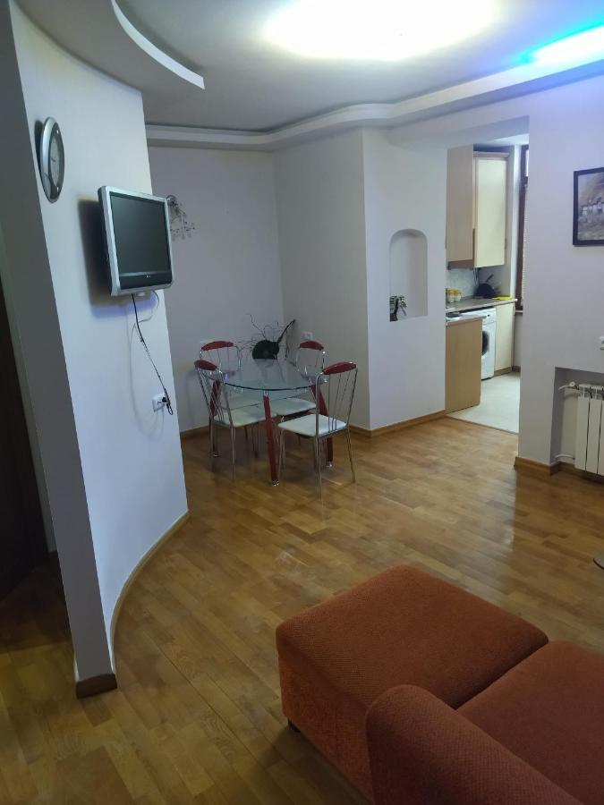 Abovyan 36 Apt & Tour エレバン エクステリア 写真